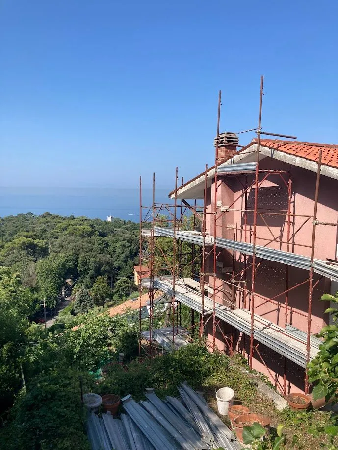 Das Haus im Gerüst, dahinter das Meer